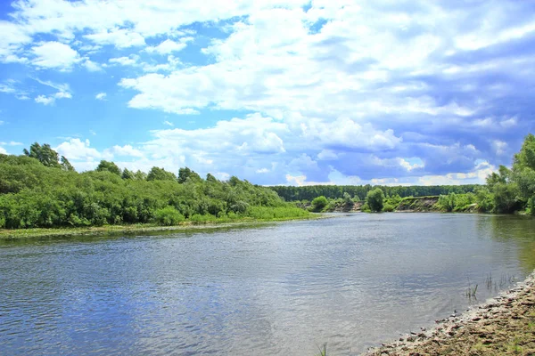 Landschap Met Rivier Zomer Rivierlandschap Met Witte Wolken Mooie Zomerse — Stockfoto