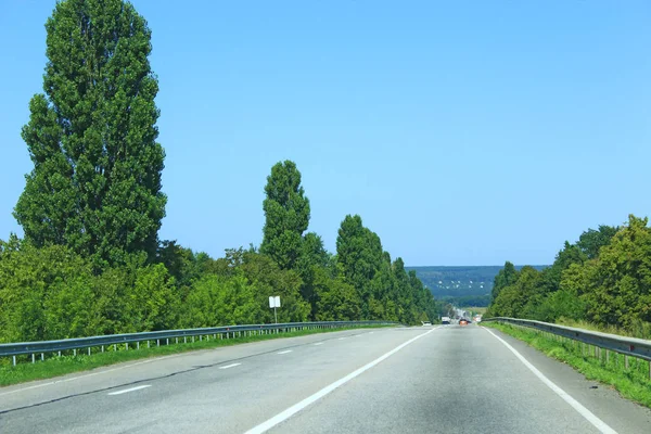 고속도로 멀리입니다 고속도 나무와 아스팔트도로 목적지 여행입니다 — 스톡 사진