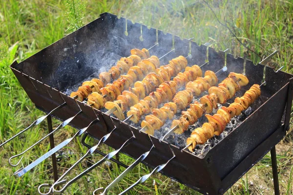 Schaschlik Aus Kartoffelstücken Und Speck Kochen Von Kartoffeln Und Speck — Stockfoto