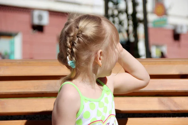Meisje Lachen Zittend Bank Het Stadspark Positieve Kinderen Emoties Goed — Stockfoto