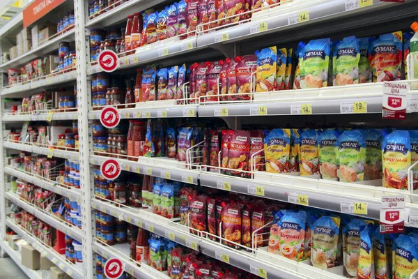 Kiev Ucrânia Setembro 2018 Prateleiras Supermercado Com Grande Variedade Molhos — Fotografia de Stock