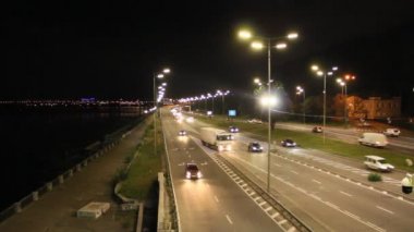 Çok bantlı otoyol arabalar gece gidiş ile büyük şehirde. Otomobil sürücüsü megalopolis gece karayolu üzerinde. Fener ile şehir trafik. Sokak şehir yoğun trafik. Üstten görünüm