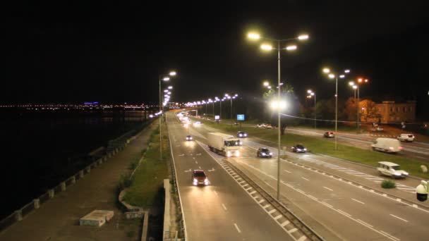 Çok Bantlı Otoyol Arabalar Gece Gidiş Ile Büyük Şehirde Otomobil — Stok video