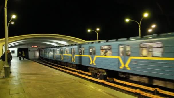 Kiev Ukraina September 2018 Elektriskt Tåg Lämnar Stationen Tunnelbanan Kväll — Stockvideo