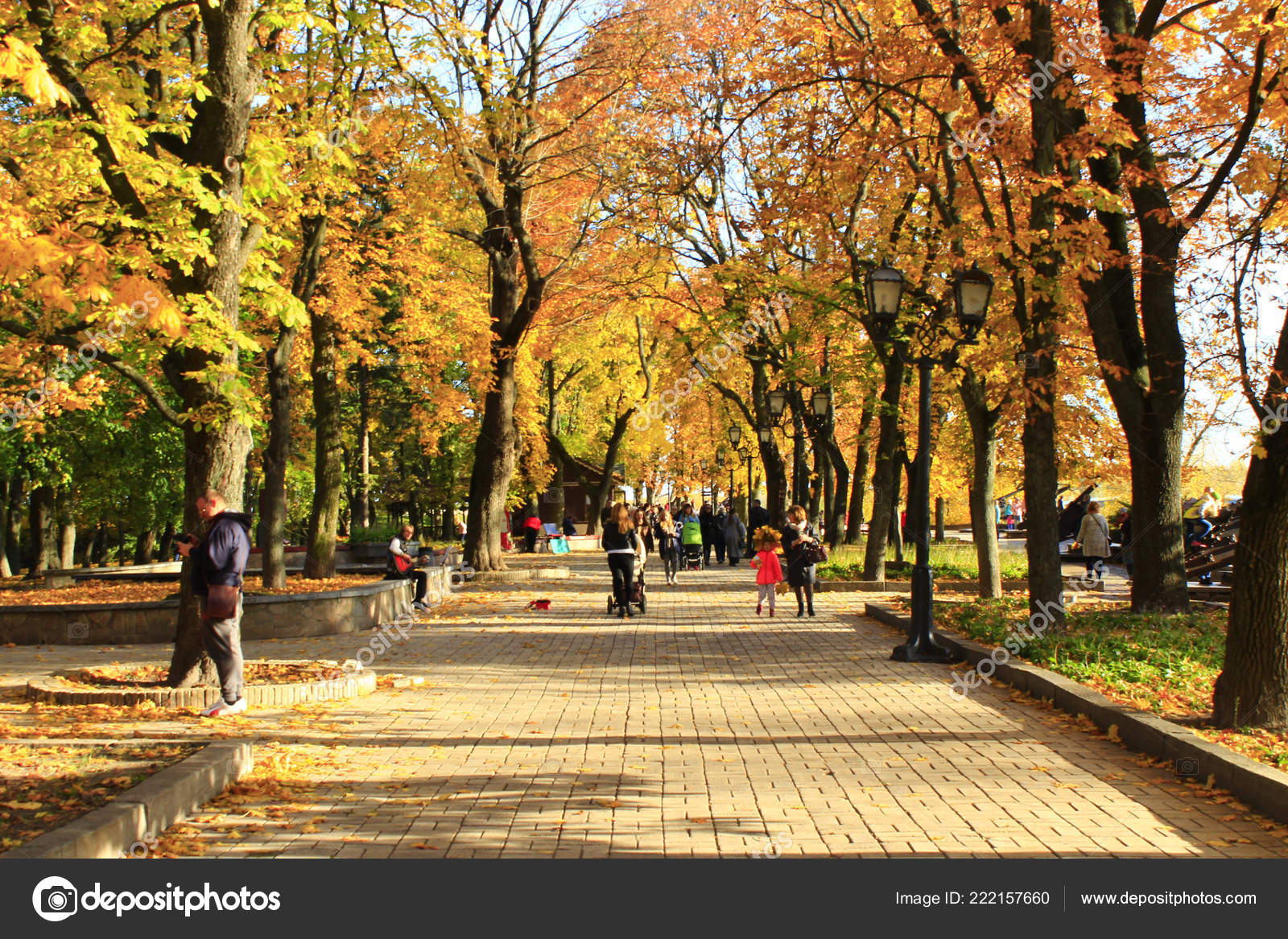 Chernihiv Ukraine October 2017 Central City Park People Walking