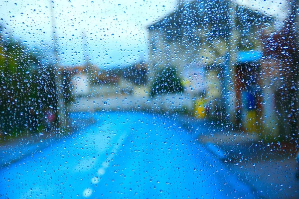 雨窗外的城市背景 雨中水滴在玻璃上 雨中窗外的水滴 城市里的雨 — 图库照片