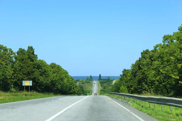 高速道路は遠く離れています 高速道路 両側の木々 や茂みを有する帯板の分割によるアスファルトの道路 旅行先の旅 旅のコンセプト — ストック写真