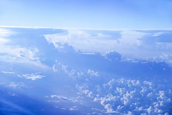 Mooie Witte Wolken Een Blauwe Hemel Met Zonnige Stralen — Stockfoto