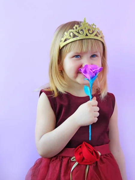 Menina Vestida Como Princesa Com Coroa Cheirando Flor Artificial Pequena — Fotografia de Stock