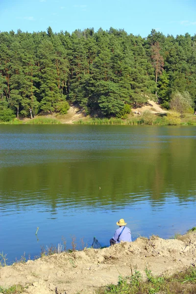 Pescatore Pesca Sul Lago Autunno Pescatore Piedi Sul Lungofiume Cercando — Foto Stock