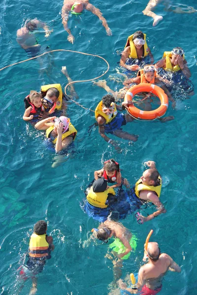 Hurghada Egito Julho 2018 Pessoas Mergulhando Mar Com Máscaras Coletes — Fotografia de Stock
