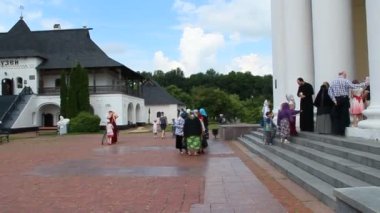 Novhorod-Siverskii Chernihiv bölgesi / Ukrayna. 03 Eylül 2017: Spaso-Preobrazhensky Novhorod-Siverskyi erkek manastır. İnsanlar kilise Manastırı çan sesleri için bırakın. Pazar Manastırı hizmetinde. Büyük ağaçlar ile dini yer