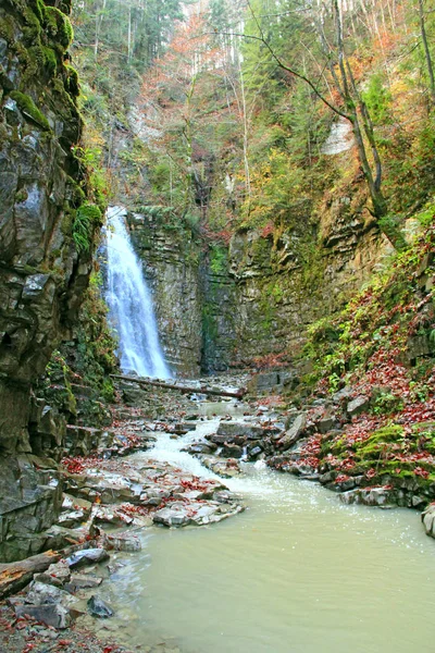 Cachoeira Com Água Caindo Penhasco Cachoeira Manyavskii Nas Montanhas Dos — Fotografia de Stock