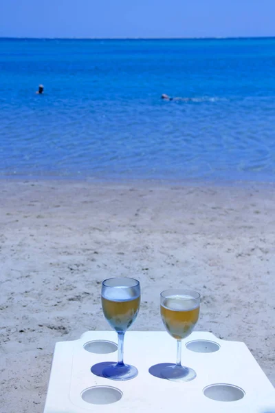 Dos Vasos Cerveza Junto Mar Cerveza Fría Copas Mesa Resort — Foto de Stock