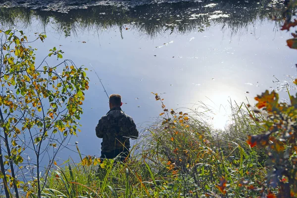 Sonbahar Gölünde Balıkçı Balıkçılığı Nehir Kenarında Durup Balık Tutmaya Çalışan — Stok fotoğraf