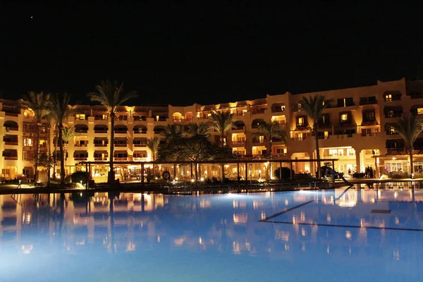 Hurghada Egypt Července 2018 Světla Večer Hotelu Odrážejí Bazénové Vodě — Stock fotografie