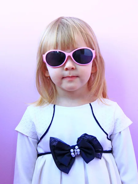 Retrato Niña Con Gafas Sol Sobre Fondo Rosa Foto Estudio —  Fotos de Stock