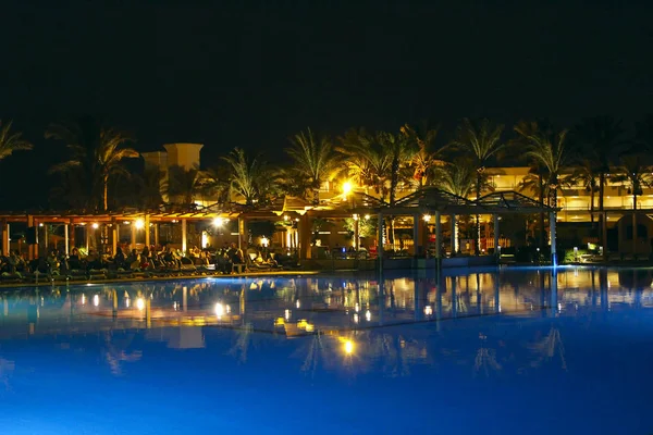 Hurghada Egypte Juli 2018 Zwembad Avonds Hotel Vakantie Mensen Ontspannen — Stockfoto