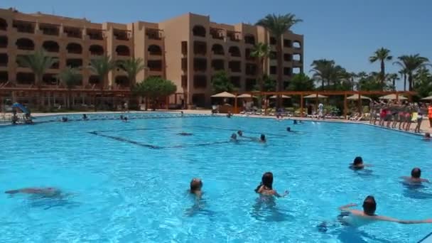 Hurghada Egipto Julio 2018 Personas Nadando Piscina Resort Tropical Ambiente — Vídeo de stock