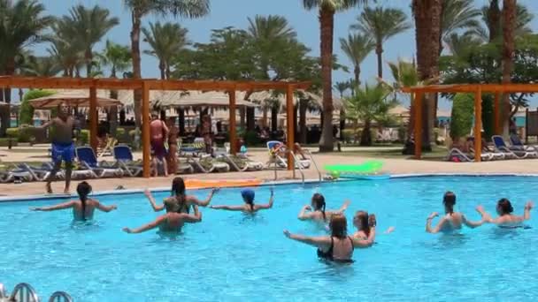 Χουργκάντα Αίγυπτος Ιουλίου 2018 Άνθρωποι Κολύμπι Στην Πισίνα Τροπικό Θέρετρο — Αρχείο Βίντεο