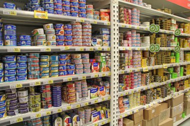 Kiev / Ukrayna. 28 Eylül 2018: konserve balık süpermarket mağaza raflarında. Konserve Gıda ürünleri süpermarkette. Konserve yiyecek üstünde stok rafa koymak