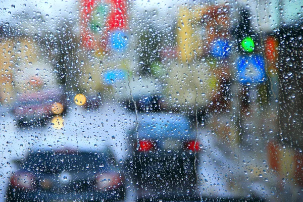 Дождь Окна Фоне Городского Освещения Капли Воды Падают Стекло Время — стоковое фото