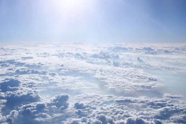 Flug Über Wolken Wunderschönes Panorama Aus Dem Flugzeugfenster Mit Weißen — Stockfoto