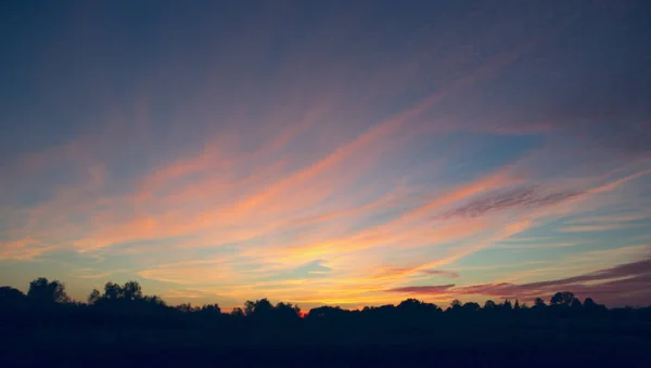 美しいピンクの絵のような雲と夕日 — ストック写真