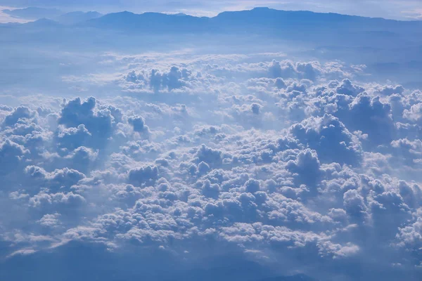 Flug Über Wolken Wunderschönes Panorama Aus Dem Flugzeugfenster Mit Weißen — Stockfoto