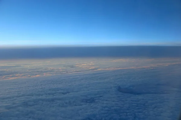 Belo Panorama Janela Avião Sol Manhã Sobre Nuvens Nuvens Incomuns — Fotografia de Stock