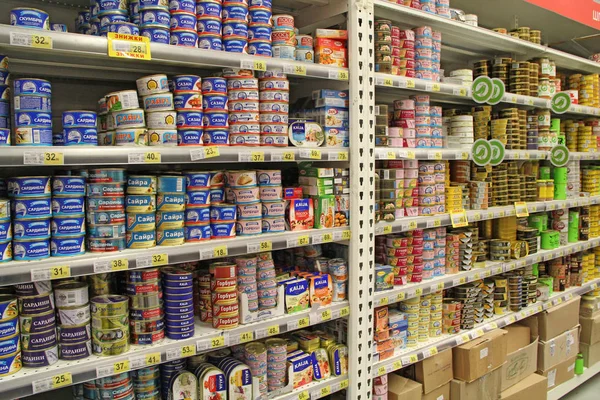 Kiev Ucrânia Setembro 2018 Peixe Enlatado Nas Prateleiras Loja Supermercados — Fotografia de Stock