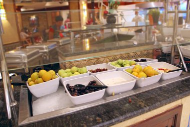 Meyve yemek salonunda çare. Üzüm, portakal, tarihleri, elma ve armut öğle yemeği için beş yıldızlı bir otelin servis. Herşey dahil tatil sırasında. Yemek ne zaman tüm unclusive. Beş yıldızlı dinlenme