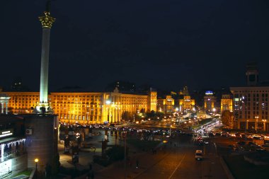 Kiev / Ukrayna. 28 Eylül 2018: Kiev gece Bağımsızlık Meydanı Panoraması. Gece şehir ışıkları. Geceleyin ışıkları tarafından aydınlatılmış Kiev'ın Panoraması. Kiev gece. Kentsel gece lambası