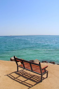 Deniz kenarında boş tezgah. Kızıl Deniz çevre beach yalnız bankta. Egzotik gevşeme. Tatil kavramı. Sahil Tropikal Resort yakınındaki boş tezgah