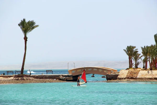 Hurghada Egipt Lipca 2018 Palm Drzew Morskiej Plaży Most Wyspę — Zdjęcie stockowe