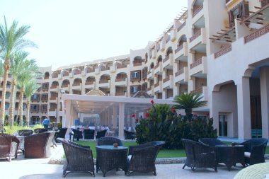 Hurghada / Mısır. 28 Temmuz 2018:People resort otel yakınındaki kafede bir dinlenme yok. Masa ve sandalye restoranda otel yakınında sokakta. Tropikal tatil insanlar rahatlatıcı. Rahatlatıcı kavramı