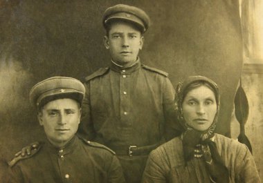 Olishivka Köyü, Chernihiv bölgesi / Ukrayna Circa 1959: Vintage Fotoğraf Sovyet askeri erkek ve kadın 1934 yaklaşık. Ukrayna halkının Retro Fotoğraf. Vintage Fotoğraf Sovyet halkının. Retro resim
