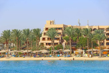 Hurghada/Mısır. 31 Temmuz 2018: tropikal çare Mısır'da. Denizde yüzme insanlar. Turistler kumsalda sakin ol. İnsanlar beldesi Kızıldeniz, tarih tatil tadını çıkarın. Hurghada Otel Mısır beldesinde dinlenme