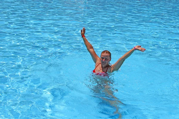 Mulher Atraente Nadando Piscina Durante Férias Menina Feliz Jovem Que — Fotografia de Stock