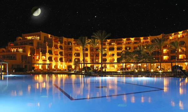 Hurghada Ägypten Juli 2018 Mond Über Resort Hotel Und Schwimmbad — Stockfoto