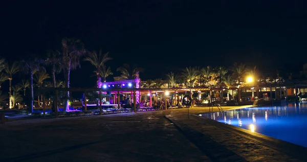 Hurghada Egipto Julio 2018 Piscina Hotel Nocturno Vacaciones Gente Relaja — Foto de Stock