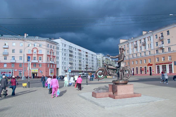 戈梅利 白俄罗斯 2018年5月20日 白俄罗斯警察在雷云背景下的纪念碑 城里要下雨了 城市中的雨云 戈梅尔市警察纪念碑 雨快来了 — 图库照片