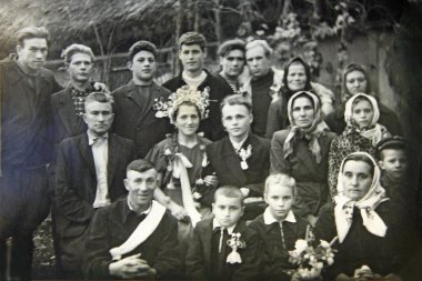 Olishivka Köyü, Chernihiv bölgesi / Ukrayna Circa 1959vintage bir grup insan üzerinde düğün fotoğrafı. Siyah beyaz eski fotoğraf yeni evli insanlarla. Ukraynalı düğün yaklaşık 1960. Vintage Fotoğraf, damat, Gelin ve konuklar. Sadece evli çift