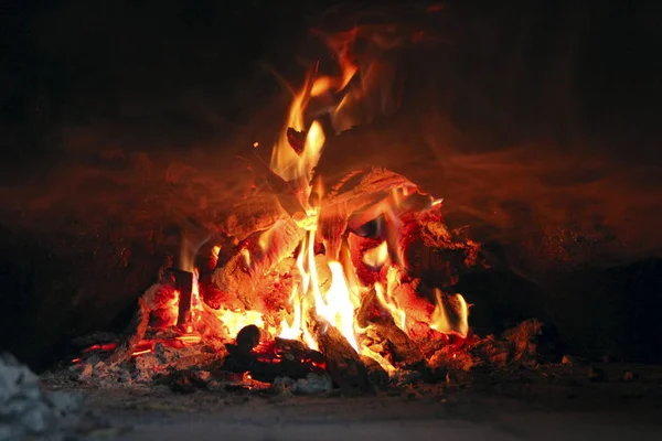 Leña Fuego Brillantemente Ardiendo Horno Leña Quemada Horno Rural Leña —  Fotos de Stock