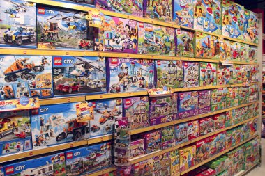 Gece görüş-in Kiev Bağımsızlık Meydanı. Gece şehir ışıkları. Kiev illumishop oyuncaklar'ın Panoraması. Oyuncak Dükkanı. İç oyuncak dükkanı. Raflar oyuncaklarla satırlarının. Çocuk sevinç. Oyuncak çocuk deposundaki geniş seçimi. Çocuklar için dükkanı