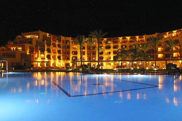후르가 이집트입니다 2018 수영장과 수영장 저녁에 사람들이 호텔의 불빛은 수영장 — 스톡 사진