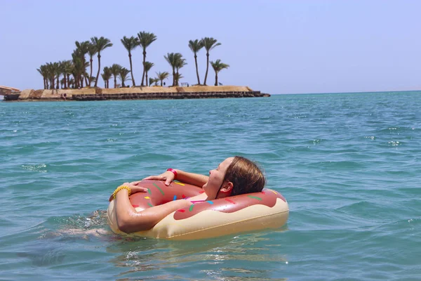 Kleines Mädchen Schwimmt Wasser Liegend Auf Aufblasbarem Kreis Sommerurlaub Auf — Stockfoto