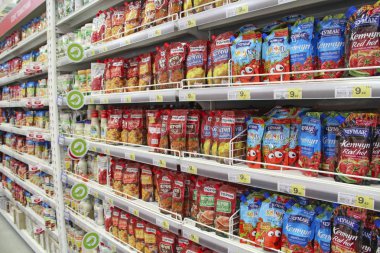 Kiev / Ukrayna. 28 Eylül 2018: ketçap süpermarket raflarında geniş ürün yelpazesine. Mağaza raf ketçap. Dükkanı sos ve ketçap