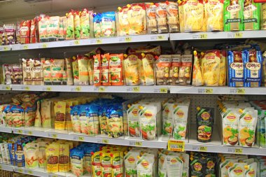 Kiev / Ukrayna. 28 Eylül 2018: mayonez dükkanda. Süpermarket raflarında geniş ürün yelpazesine sosları ve mayonez. Sosu ve mayonez üstünde stok rafa koymak. Dükkanı sosları ve mayonez