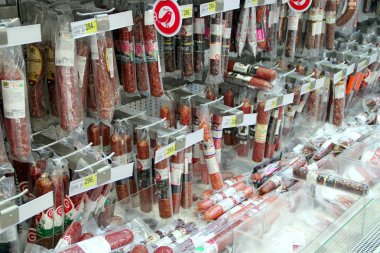 Kiev / Ukrayna. 28 Eylül 2018: Dükkanı sosis ve et ürünleri. Farklı sosis ve et ürünleri raflarda Shop geniş seçimi. Sosis dükkanda. Sosis dükkanı vitrin. Et ürünleri Mağazası